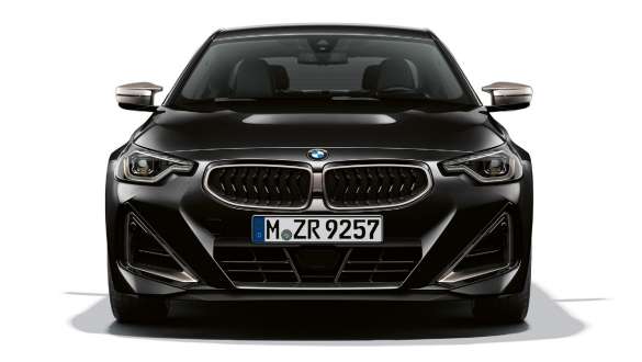 Design přední části BMW M240i xDrive Coupé G42 2021 BMW M240i xDrive Coupé G42 2021 metalický lak Black Sapphire (černá) design přední části