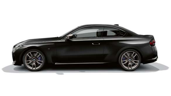 Design boků BMW M240i xDrive Coupé G42 2021 BMW M240i xDrive Coupé G42 2021 metalický lak Black Sapphire (černá) design boků