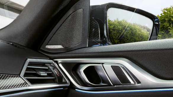BMW M IconicSounds Electric BMW i4 M50 G26 2021 interiér, reproduktor ve dveřích BMW M IconicSounds Electric BMW i4 M50 G26 2021 interiér, reproduktor ve dveřích