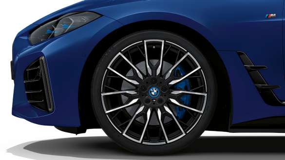 Paket M Technology BMW i4 M50 G26 2021 Paket M Technology BMW i4 M50 G26 2021 metalický lak Individual Frozen Portimao Blue (modrá) detail na kolo