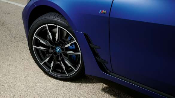 M sportovní brzdy BMW i4 M50 G26 2021 M sportovní brzdy BMW i4 M50 G26 2021 metalický lak Individual Frozen Portimao Blue (modrá) detail na kolo svrchu