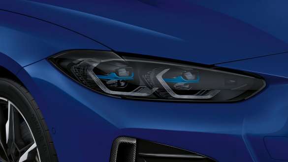 Světlomety M Shadow Line a BMW Laserlight BMW i4 M50 G26 2021 Světlomety M Shadow Line a BMW Laserlight BMW i4 M50 G26 2021 metalický lak Individual Frozen Portimao Blue (modrá) detail světlomety