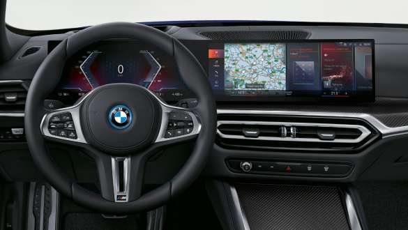 BMW Live Cockpit Professional s BMW Prohnutým displejem BMW i4 M50 G26 2021 BMW Live Cockpit Professional s BMW Prohnutým displejem BMW i4 M50 G26 2021 interiér palubní deska