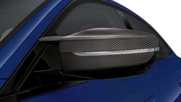 Exteriérový paket M Carbon BMW i4 M50 G26 2021 Exteriérový paket M Carbon BMW i4 M50 G26 2021 metalický lak Individual Frozen Portimao Blue (modrá) detail M kryt zpětného zrcátka