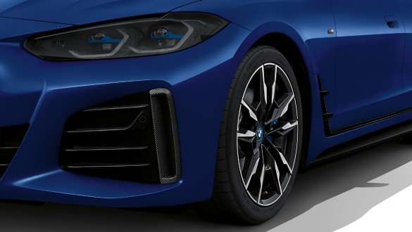 M aerodynamický paket BMW i4 M50 G26 2021 M aerodynamický paket BMW i4 M50 G26 2021 metalický lak Individual Frozen Portimao Blue (modrá) detail na vzduchovou clonu