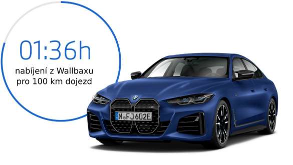 Tříčtvrteční pohled zepředu BMW i4 M50 eDrive40 G26 2021 BMW i4 M50 eDrive40 G26 2021 metalický lak Individual Frozen Portimao Blue (modrá) tříčtvrteční pohled zepředu s grafikou nabíjecího času