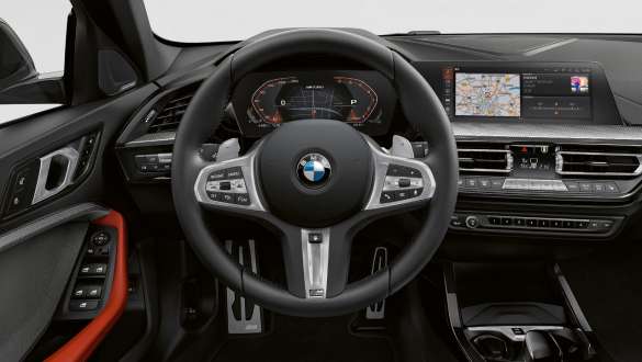 BMW M135i xDrive (F40) palubní deska s M koženým volantem BMW M135i xDrive (F40) palubní deska s M koženým volantem