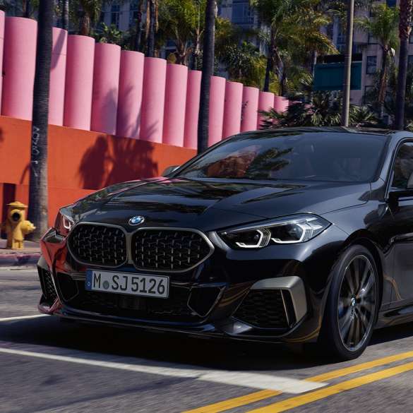 Design exteriéru BMW M235i xDrive Gran Coupé. Design exteriéru BMW M235i xDrive Gran Coupé 2020 v metalické barvě Black Sapphire z předního pohledu