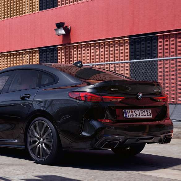 BMW M235i xDrive Gran Coupé ze tříčtvrtečního pohledu zezadu Exteriér BMW M235i xDrive Gran Coupé 2020 F44 v metalické barvě Black Sapphire ze tříčtvrtečního pohledu zezadu