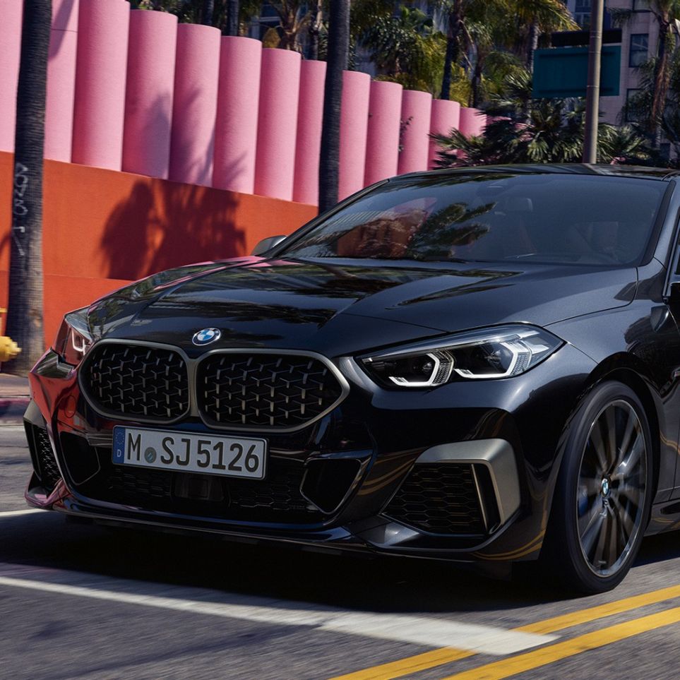 Design přední části BMW M235i xDrive Gran Coupé Design přední části BMW M235i xDrive Gran Coupé 2020 F44 v metalické barvě Black Sapphire ze tříčtvrtečního pohledu zpředu