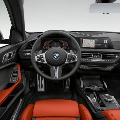Kokpit BMW M235i xDrive Gran Coupé Na řidiče orientovaná palubní deska uvnitř BMW M235i xDrive Gran Coupé 2020 F44