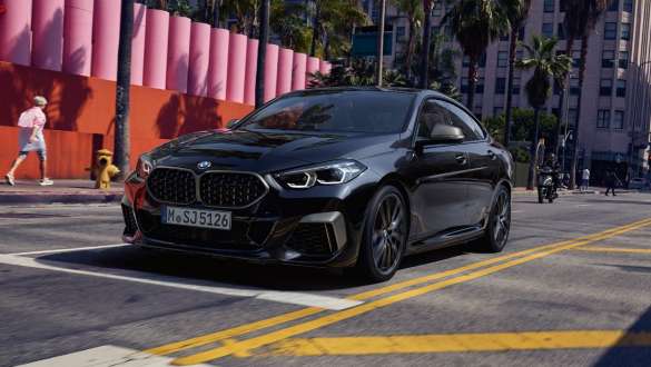 BMW M235i xDrive Gran Coupé s Performance Control BMW M235i xDrive Gran Coupé F44 se systémem Performance Control v metalické barvě Black Sapphire ze tříčtvrtečního pohledu zpředu