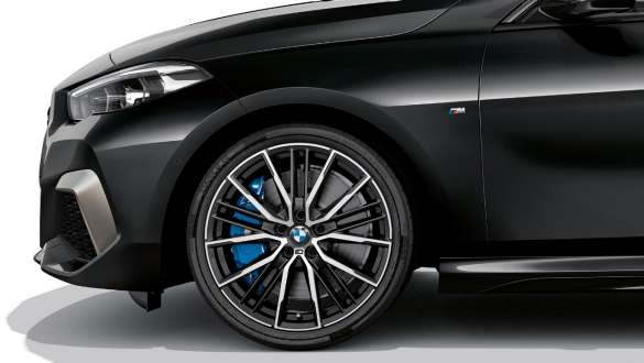 M sportovní brzdy na BMW M235i xDrive Gran Coupé M sportovní brzdy na BMW M235i xDrive Gran Coupé F44 v metalické barvě Black Sapphire