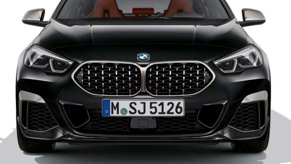 M aerodynamický paket BMW M235i xDrive Gran Coupé při pohledu zpředu M aerodynamický paket BMW M235i xDrive Gran Coupé F44 v metalické barvě Black Sapphire při pohledu zpředu