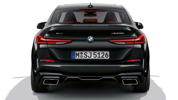 M specifický výfukový systém BMW M235i xDrive Gran Coupé M specifický výfukový systém BMW M235i xDrive Gran Coupé F44 v metalické barvě Black Sapphire při pohledu zezadu
