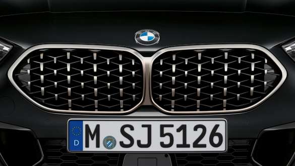 BMW maska chladiče s mřížkami ve tvaru sítě na BMW M235i xDrive Gran Coupé BMW maska chladiče s mřížkami ve tvaru sítě na BMW M235i xDrive Gran Coupé F44 v metalické barvě Black Sapphire v detailním pohledu