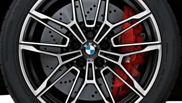 M dvoudílné brzdy, leskle červená BMW M3 Sedan G80 2020 BMW M3 Sedan G80 2020 M dvoudílné brzdy, leskle červené, detailní pohled na kolo