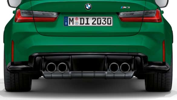 Chromové koncovky výfuku BMW M3 Sedan G80 2020 BMW M3 Sedan G80 2020 metalický lak Isle of Man Green (zelená) chromové koncovky výfuku pohled zezadu
