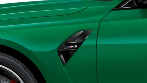 M boční ozdobné žábry BMW M3 Sedan G80 2020 BMW M3 Sedan G80 2020 metalický lak Isle of Man Green (zelená) detailní pohled