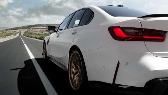 Snížení hmotnosti BMW M3 CS G80 BMW M3 CS G80 Snížení hmotnosti tříčtvrteční pohled zezadu při jízdě na silnici