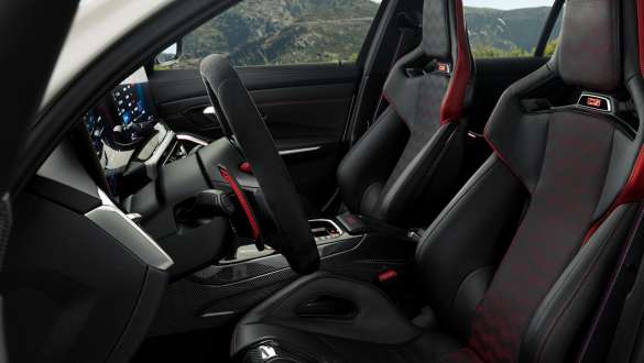 BMW M3 CS G80 M karbonová skořepinová sedadla BMW M3 CS G80 M karbonová skořepinová sedadla Bicolour černá/červená s kontrastním prošíváním interiér