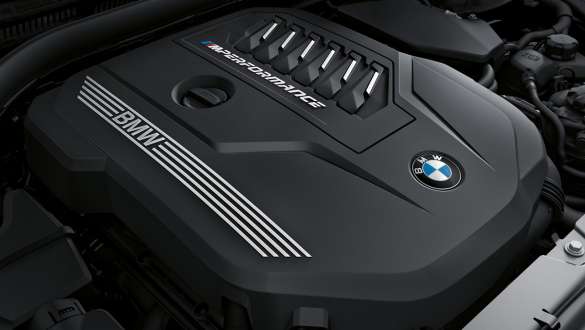 Zážehový motor BMW M TwinPower Turbo BMW M440i xDrive Cabrio G23 2020 Zážehový řadový 6válec BMW TwinPower Turbo BMW M440i xDrive Cabrio G23 2020 v detailním pohledu na kryt motoru