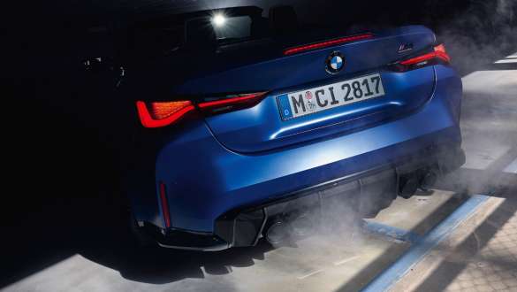BMW M4 Competition Cabrio s pohonem M xDrive G83 2021 detailní pohled zezadu BMW M4 Competition Cabrio s pohonem M xDrive G83 2021 metalický lak Individual Frozen Portimao Blue (modrá) detailní pohled zezadu