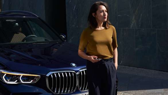 Žena před BMW BMW Asistenční služba žena před BMW