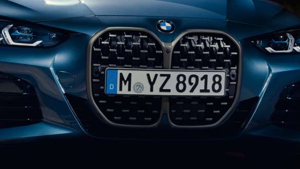 Rámeček M masky chladiče ve tvaru ledvinek BMW M440i xDrive Coupé G22 2020 BMW M440i xDrive Coupé G22 2020 rámeček M masky chladiče v barvě Cerium Grey (šedá) pohled zepředu