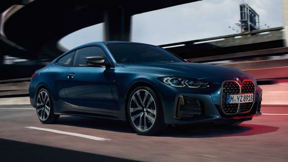 M sportovní diferenciál BMW M440i xDrive Coupé G22 2020 BMW M440i xDrive Coupé G22 2020 s M sportovním diferenciálem v metalické barvě Arctic Race Blue (modrá) ze tříčtvrtečního pohledu z boku