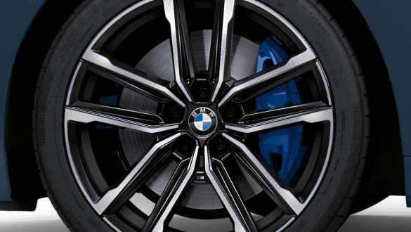 M sportovní brzdy BMW M440i xDrive Coupé G22 2020 BMW M440i xDrive Coupé G22 2020 M sportovní brzdy detail kola z lehké slitiny