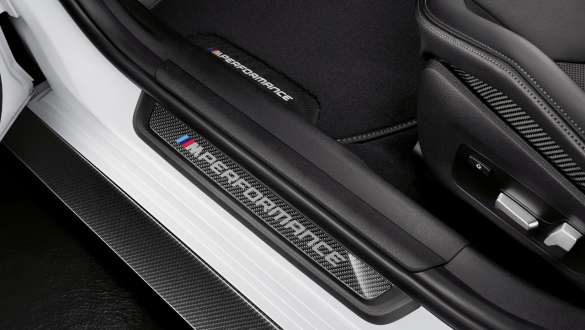 M Performance karbonové prahové lišty BMW M4 Coupé G82 2020 BMW M4 Coupé G82 2020 M Performance karbonové prahové lišty detailní pohled
