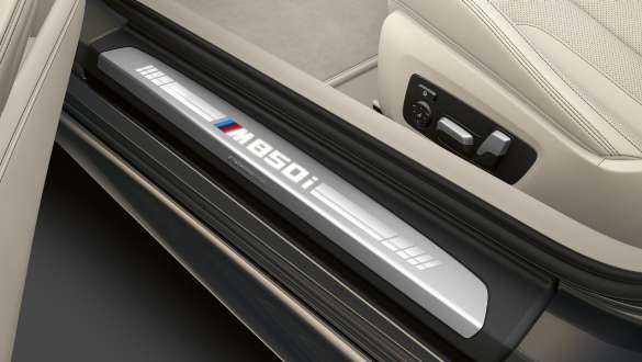 Práh s označením M850i. Nástupní práh BMW M850i xDrive Cabrio s označením M850i.