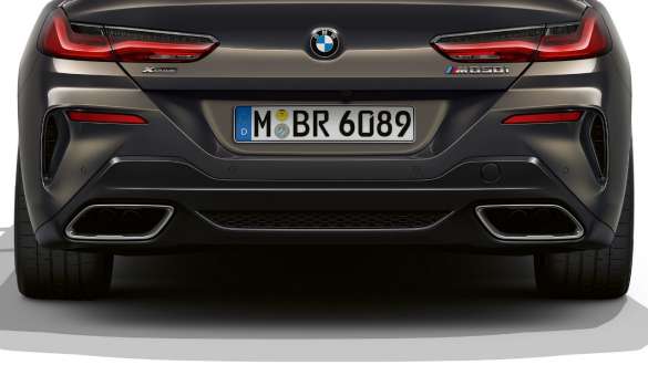 Koncovky výfuku vlevo a vpravo. BMW M850i xDrive Cabrio s koncovkami výfuku vlevo a vpravo.