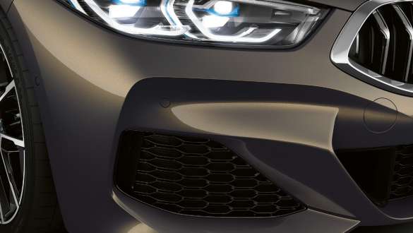 Nasávací otvory M aerodynamického paketu. BMW M850i xDrive Cabrio v metalické barvě Dravit Grey s M aerodynamickým paketem, nasávací otvory.