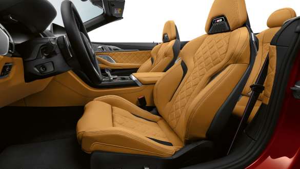 Jemná kůže Merino/Alcantara. BMW M8 Competition Cabrio s jemnozrnným celokoženým čalouněním Merino/Alcantara.