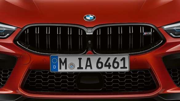 M specifická maska ve tvaru ledvinek. BMW M8 Competition Cabrio s M specifickou maskou ve tvaru ledvinek.