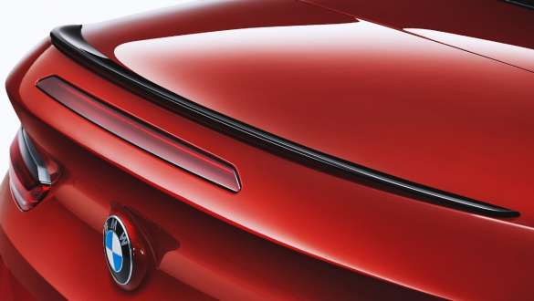 M zadní spoiler v černé barvě. BMW M8 Competition Cabrio s M zadním spoilerem v černé barvě.