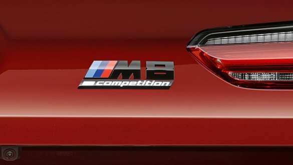 Označení M8 Competition. Označení M8 Competition na BMW M8 Competition Cabrio.