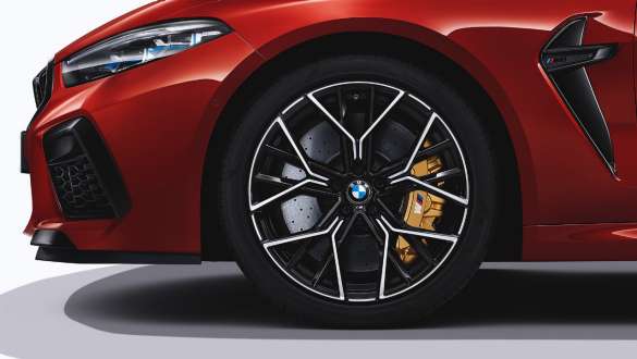 20” M kola z lehké slitiny 811 M Bicolour. BMW M8 Competition Cabrio s 20” M koly z lehké slitiny 811 M Bicolour.