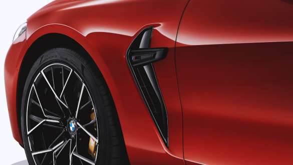 M černé ozdobné prvky na bocích. BMW M8 Competition Cabrio s M leskle černými ozdobnými prvky na bocích.