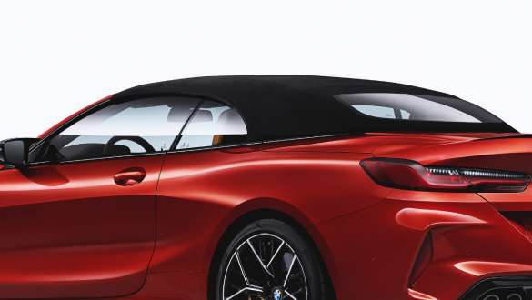 Černá plátěná střecha. BMW M8 Competition Cabrio s černou plátěnou střechou.