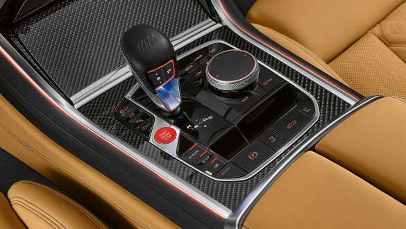8stupňová převodovka M Steptronic. BMW M8 Competition Cabrio s 8stupňovou převodovkou M Steptronic.