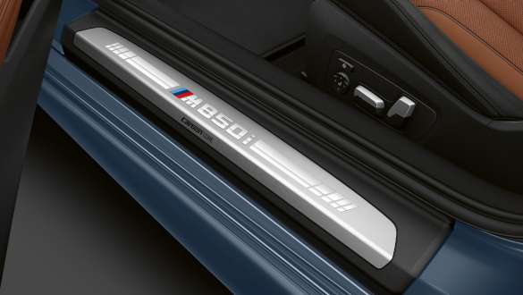 Práh s označením M850i. Nástupní práh BMW M850i xDrive Coupé s označením M850i.