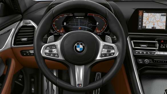 M kožený volant. Kokpit BMW M850i xDrive Coupé s M koženým volantem.