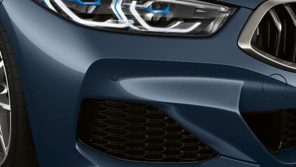 Nasávací otvory M aerodynamického paketu. BMW M850i xDrive Coupé v metalické barvě Barcelona Blue s M aerodynamickým paketem, nasávací otvory.