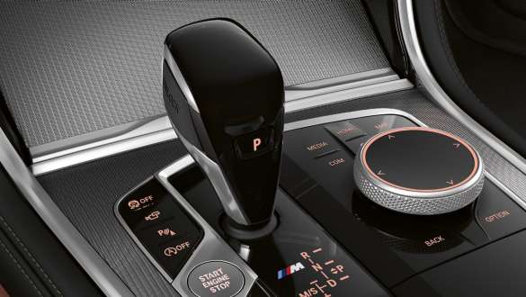 Skleněné aplikace CraftedClarity. BMW M850i xDrive, interiér, detail voliče převodovky se skleněnou aplikací CraftedClarity.