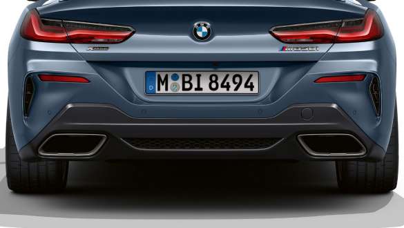 Koncovky výfuku vlevo a vpravo. BMW M850i xDrive Coupé s koncovkami výfuku vlevo a vpravo.