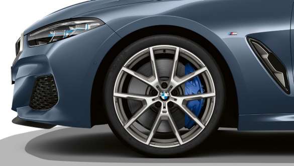 Kola z lehké slitiny Y-spoke 728 M Bicolor Cerium Grey. BMW M850i xDrive Coupé v metalické barvě Barcelona Blue, s 20” M koly z lehké slitiny Y-spoke 728 M Bicolor Cerium Grey.