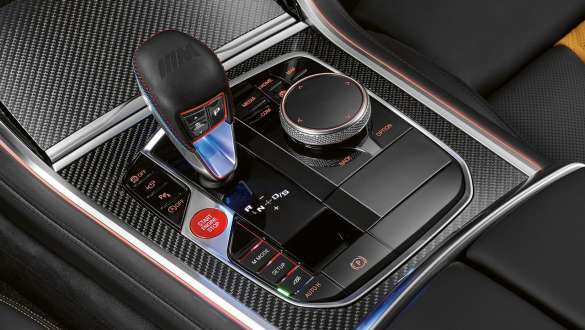 M volič převodovky. M volič automatické převodovky BMW M8 Competition Coupé.